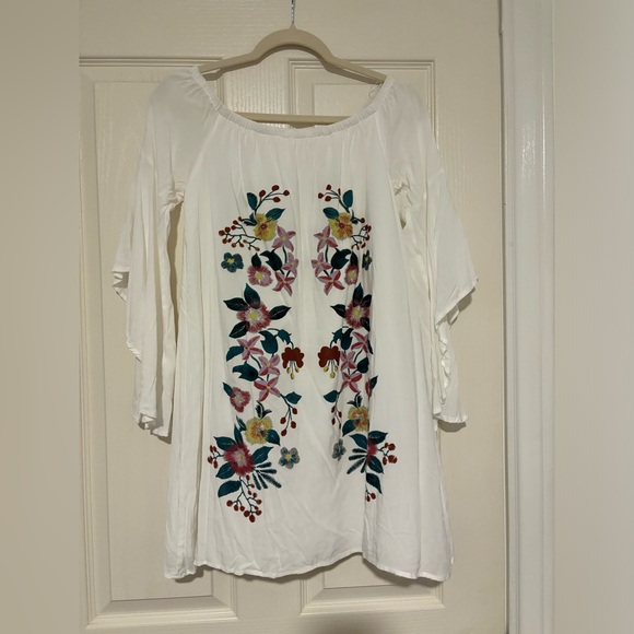 White floral pattern long sleeve dress. - Picture 1 of 4